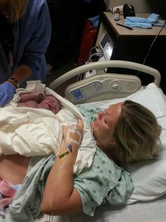 La milagrosa historia de una madre que dio a luz en el coche y su bebé nació en la bolsa amniótica