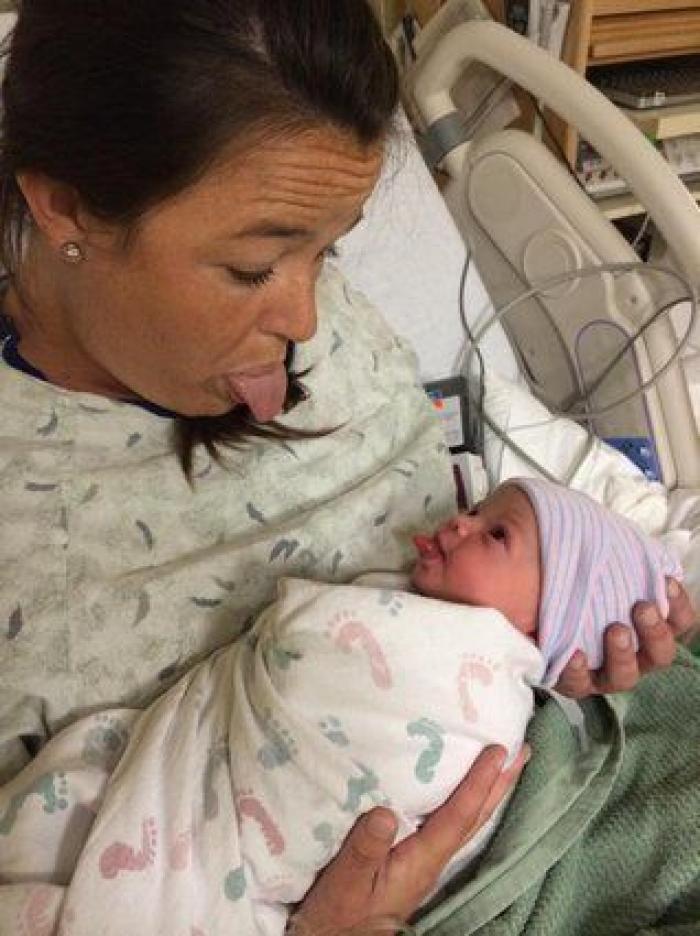 La milagrosa historia de una madre que dio a luz en el coche y su bebé nació en la bolsa amniótica