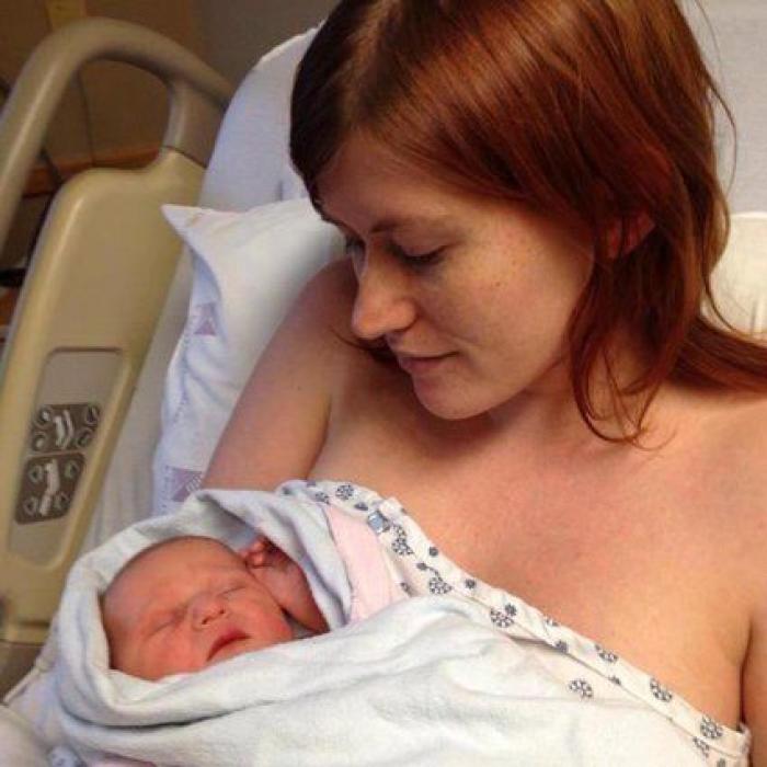 La milagrosa historia de una madre que dio a luz en el coche y su bebé nació en la bolsa amniótica