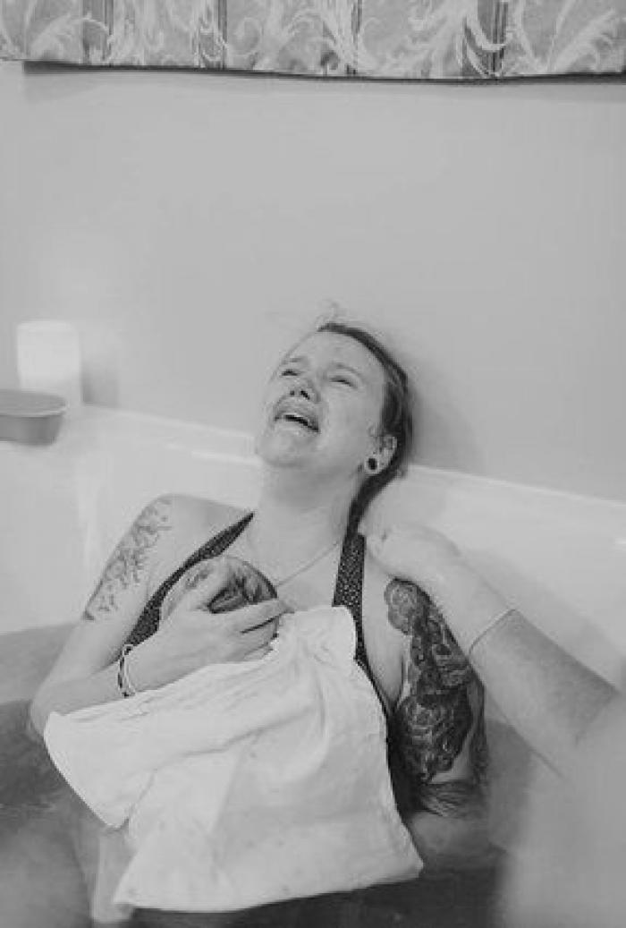 La milagrosa historia de una madre que dio a luz en el coche y su bebé nació en la bolsa amniótica