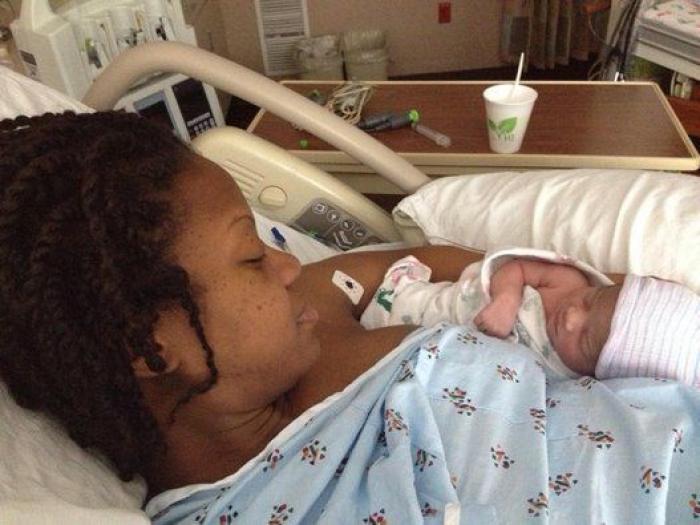 La milagrosa historia de una madre que dio a luz en el coche y su bebé nació en la bolsa amniótica