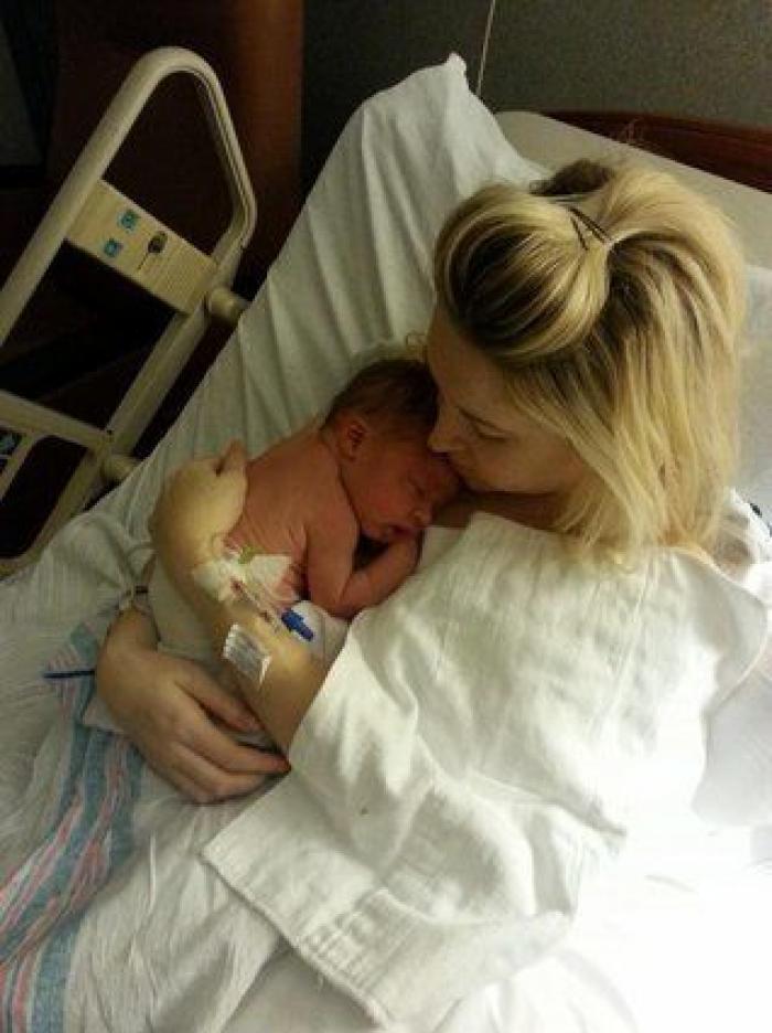 La milagrosa historia de una madre que dio a luz en el coche y su bebé nació en la bolsa amniótica