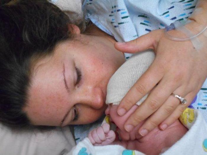 La milagrosa historia de una madre que dio a luz en el coche y su bebé nació en la bolsa amniótica