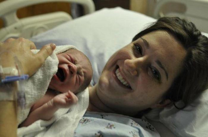 La milagrosa historia de una madre que dio a luz en el coche y su bebé nació en la bolsa amniótica