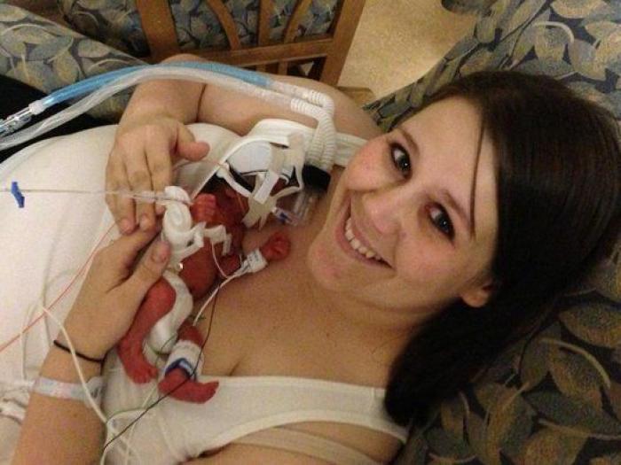 La milagrosa historia de una madre que dio a luz en el coche y su bebé nació en la bolsa amniótica