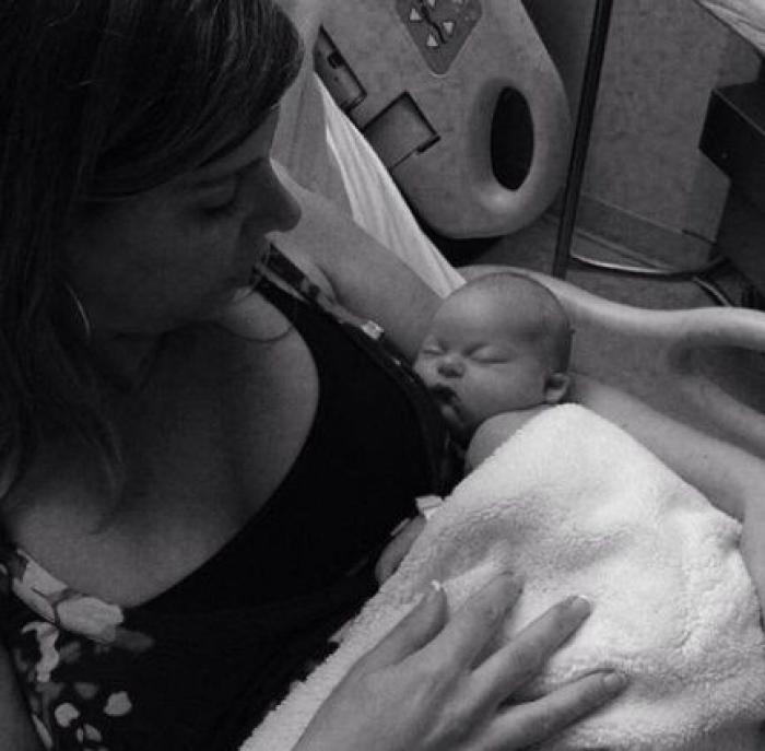 La milagrosa historia de una madre que dio a luz en el coche y su bebé nació en la bolsa amniótica