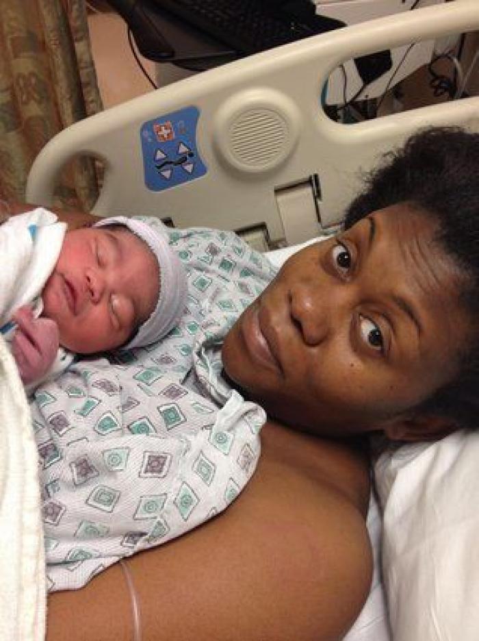 La milagrosa historia de una madre que dio a luz en el coche y su bebé nació en la bolsa amniótica