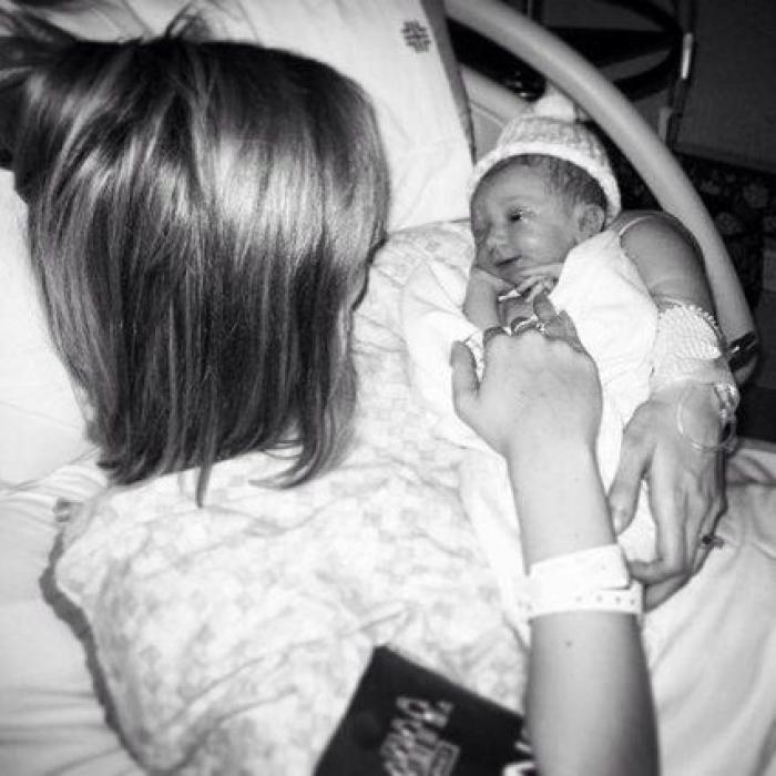 La milagrosa historia de una madre que dio a luz en el coche y su bebé nació en la bolsa amniótica