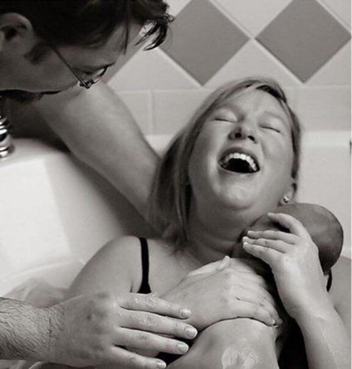 La milagrosa historia de una madre que dio a luz en el coche y su bebé nació en la bolsa amniótica