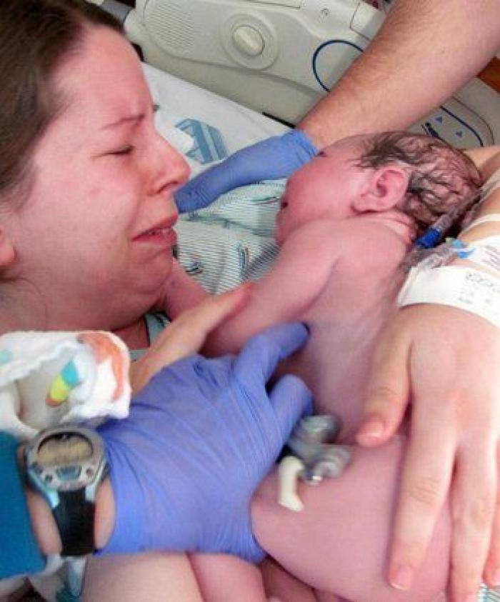 La milagrosa historia de una madre que dio a luz en el coche y su bebé nació en la bolsa amniótica