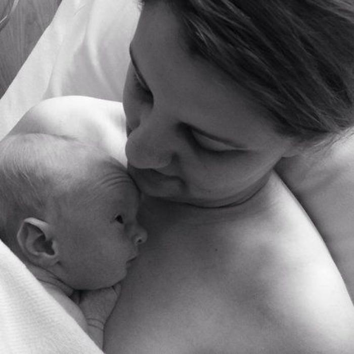 La milagrosa historia de una madre que dio a luz en el coche y su bebé nació en la bolsa amniótica