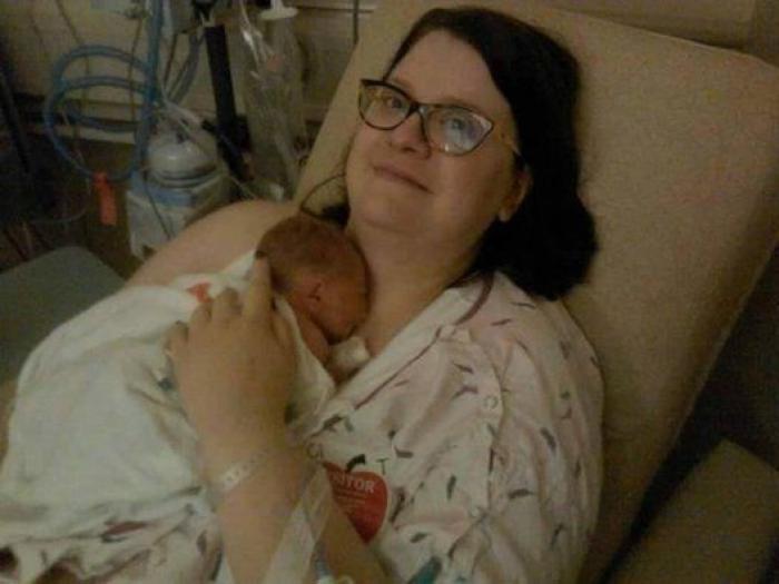 La milagrosa historia de una madre que dio a luz en el coche y su bebé nació en la bolsa amniótica