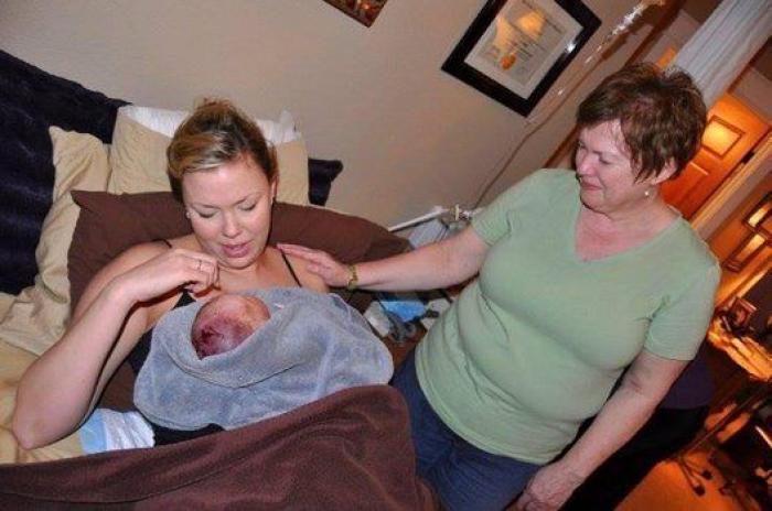 La milagrosa historia de una madre que dio a luz en el coche y su bebé nació en la bolsa amniótica