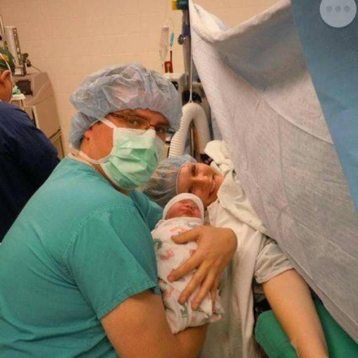 La milagrosa historia de una madre que dio a luz en el coche y su bebé nació en la bolsa amniótica