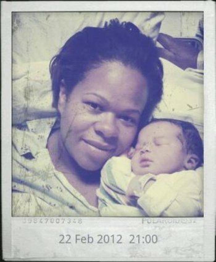 La milagrosa historia de una madre que dio a luz en el coche y su bebé nació en la bolsa amniótica