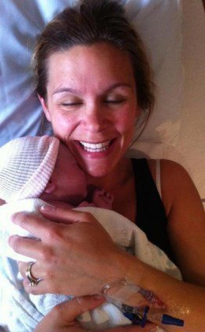 La milagrosa historia de una madre que dio a luz en el coche y su bebé nació en la bolsa amniótica