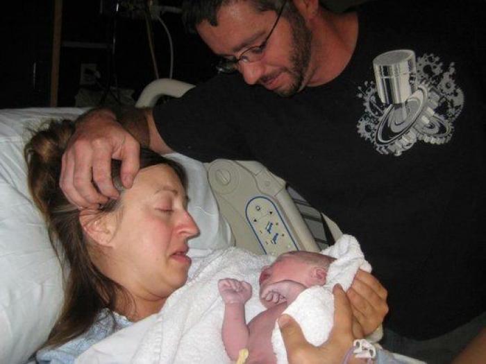 La milagrosa historia de una madre que dio a luz en el coche y su bebé nació en la bolsa amniótica