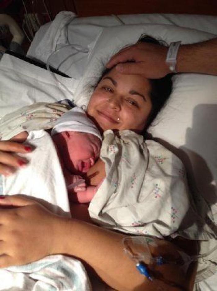 La milagrosa historia de una madre que dio a luz en el coche y su bebé nació en la bolsa amniótica