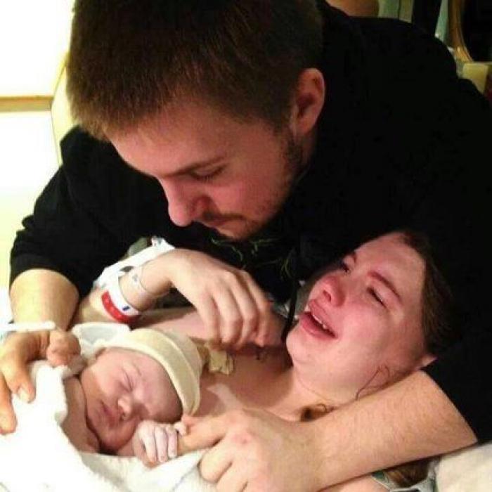 La milagrosa historia de una madre que dio a luz en el coche y su bebé nació en la bolsa amniótica