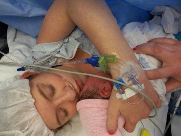 La milagrosa historia de una madre que dio a luz en el coche y su bebé nació en la bolsa amniótica