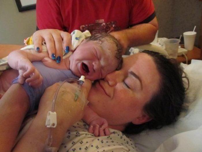 La milagrosa historia de una madre que dio a luz en el coche y su bebé nació en la bolsa amniótica