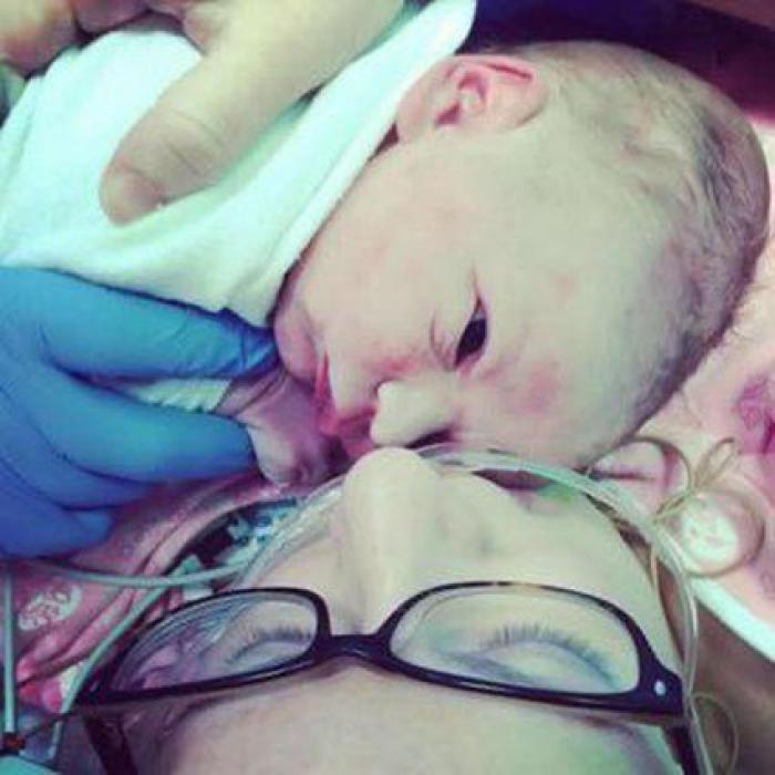 La milagrosa historia de una madre que dio a luz en el coche y su bebé nació en la bolsa amniótica