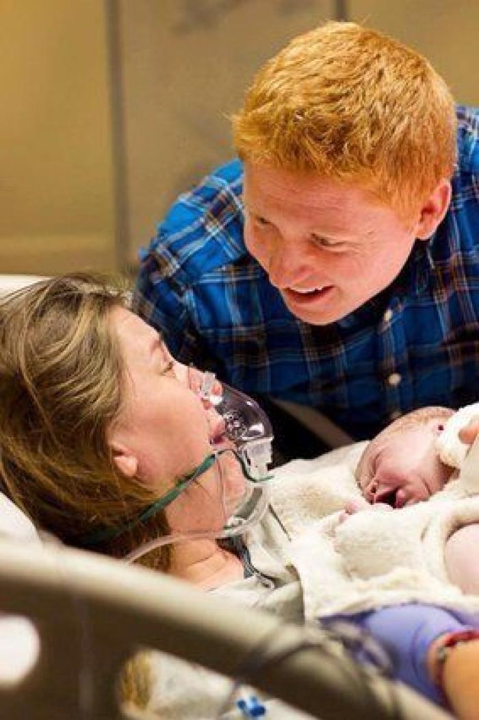 La milagrosa historia de una madre que dio a luz en el coche y su bebé nació en la bolsa amniótica