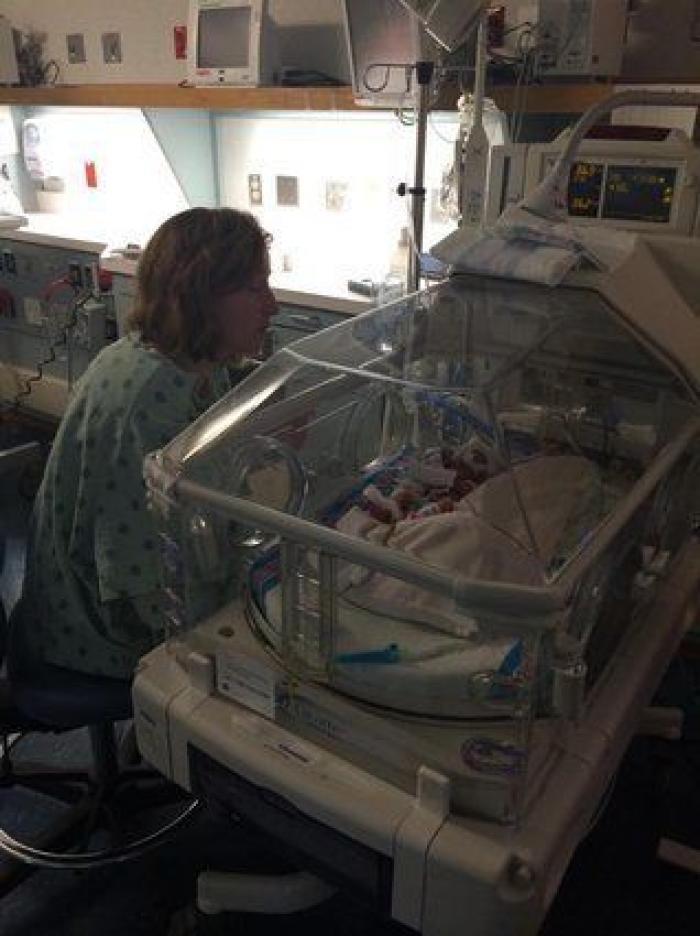 La milagrosa historia de una madre que dio a luz en el coche y su bebé nació en la bolsa amniótica