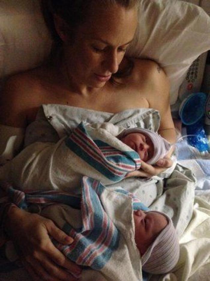 La milagrosa historia de una madre que dio a luz en el coche y su bebé nació en la bolsa amniótica