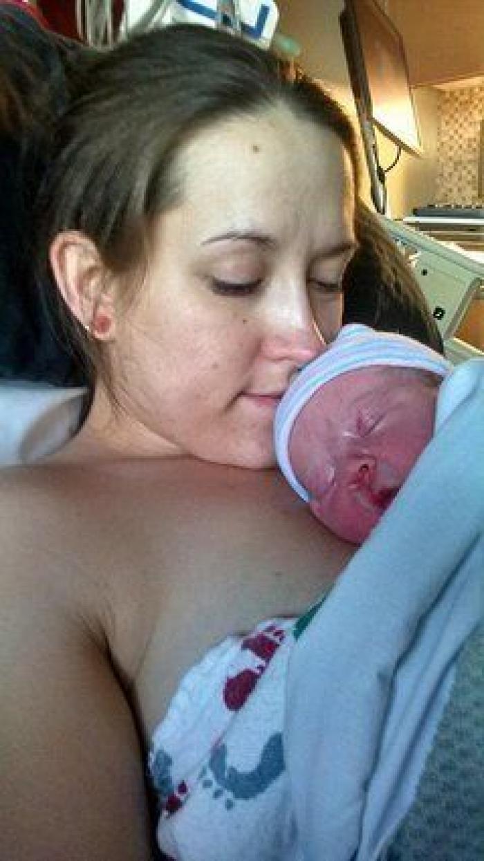 La milagrosa historia de una madre que dio a luz en el coche y su bebé nació en la bolsa amniótica