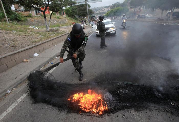 La calle arde en Honduras ante las sospechas de fraude electoral