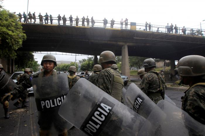La calle arde en Honduras ante las sospechas de fraude electoral