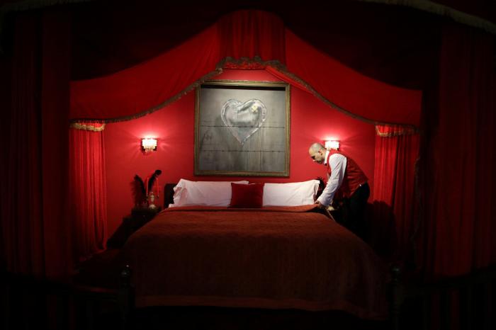 Roban en París un Banksy pintado en una puerta de la sala Bataclan