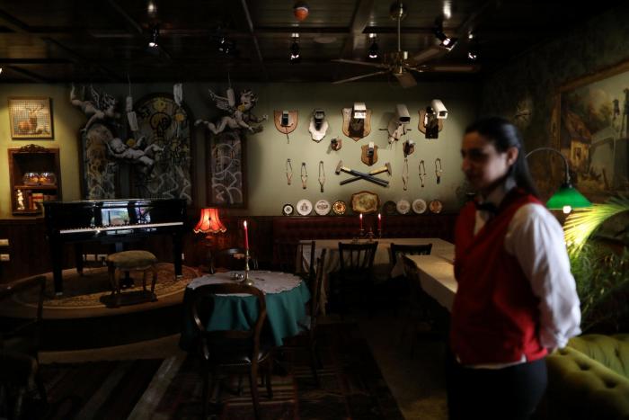 Roban en París un Banksy pintado en una puerta de la sala Bataclan