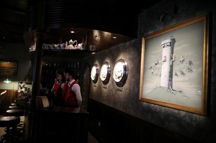 Roban en París un Banksy pintado en una puerta de la sala Bataclan