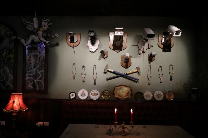 Roban en París un Banksy pintado en una puerta de la sala Bataclan