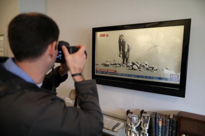 Roban en París un Banksy pintado en una puerta de la sala Bataclan