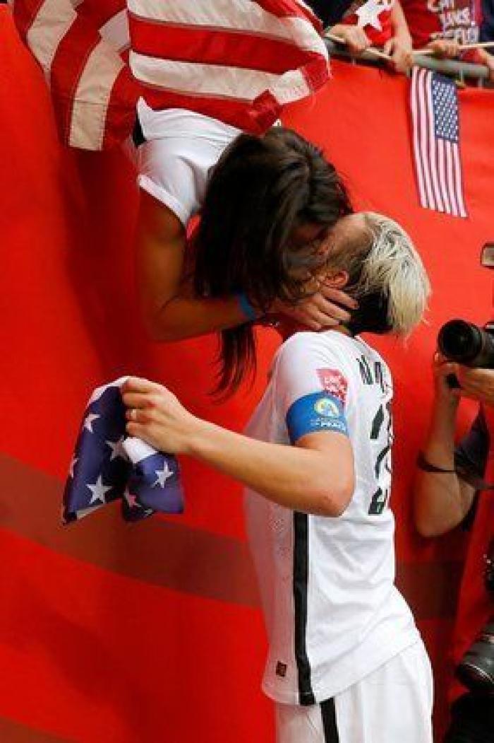El emotivo beso de Abby Wambach con su mujer tras ganar el Mundial de fútbol