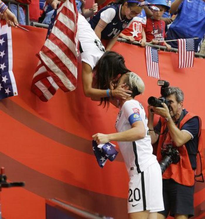 El emotivo beso de Abby Wambach con su mujer tras ganar el Mundial de fútbol