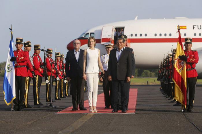 La felicitación navideña de los Reyes revela qué tienen en común Letizia y Leonor