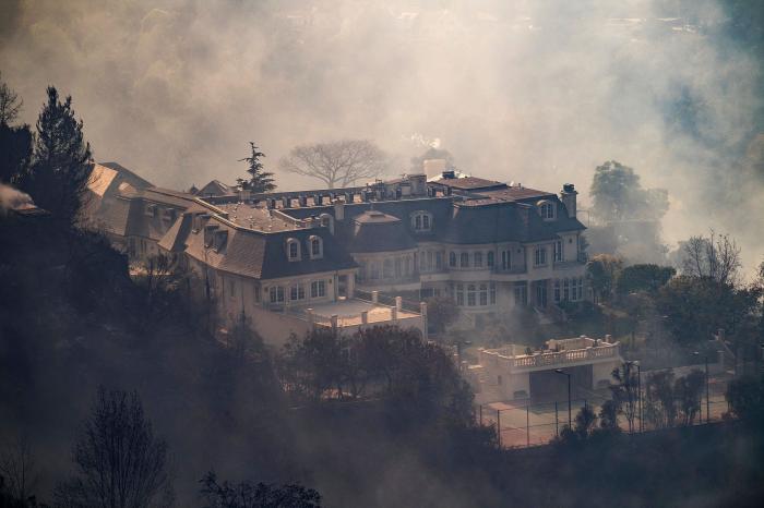 El exclusivo barrio de Bel Air se quema por los incendios en Los Ángeles