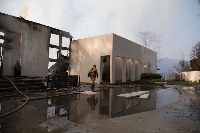 El exclusivo barrio de Bel Air se quema por los incendios en Los Ángeles