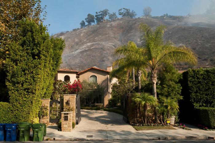 El exclusivo barrio de Bel Air se quema por los incendios en Los Ángeles