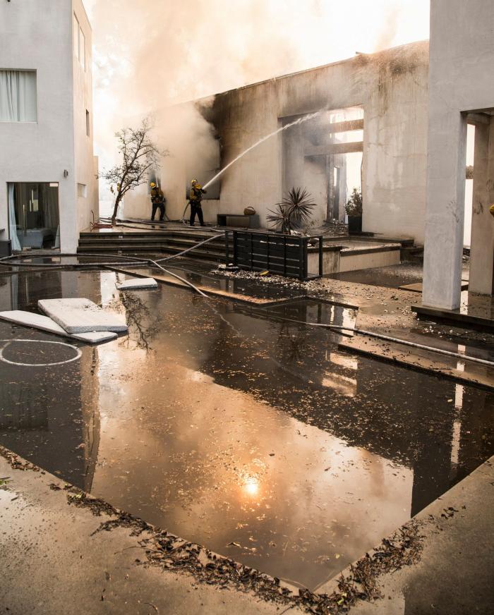 El exclusivo barrio de Bel Air se quema por los incendios en Los Ángeles