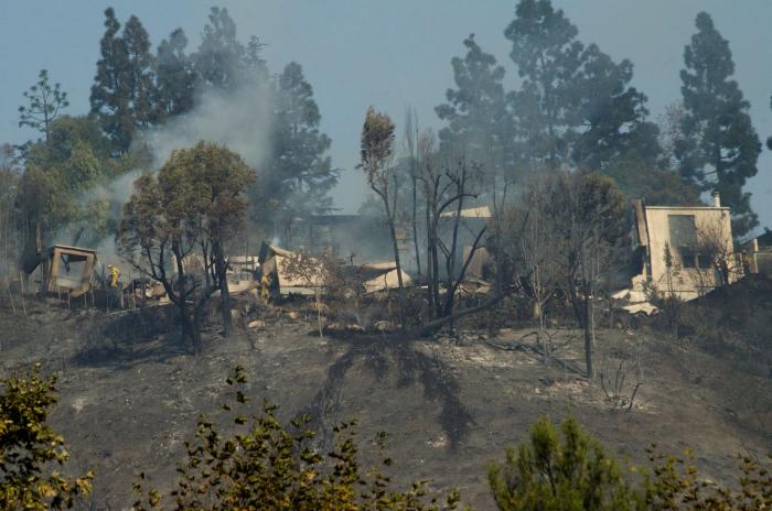 El exclusivo barrio de Bel Air se quema por los incendios en Los Ángeles