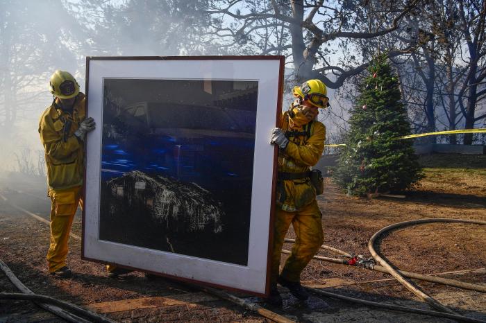 El exclusivo barrio de Bel Air se quema por los incendios en Los Ángeles