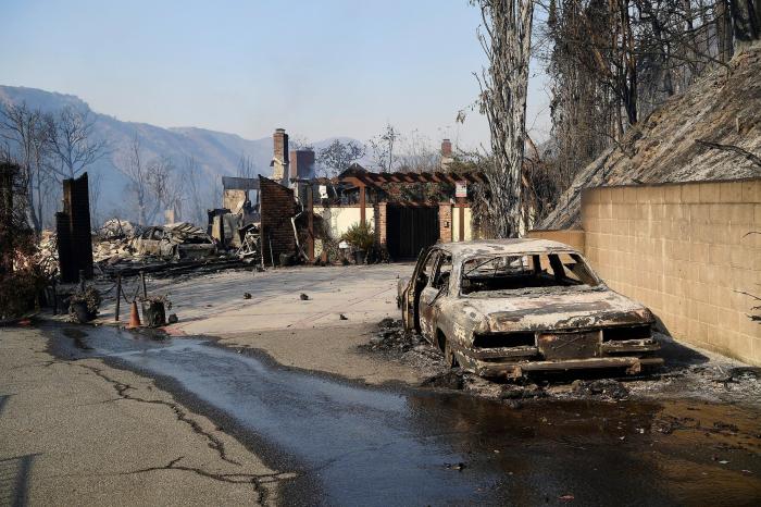 El exclusivo barrio de Bel Air se quema por los incendios en Los Ángeles