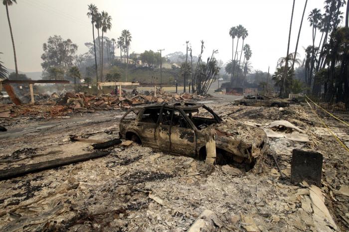 El exclusivo barrio de Bel Air se quema por los incendios en Los Ángeles