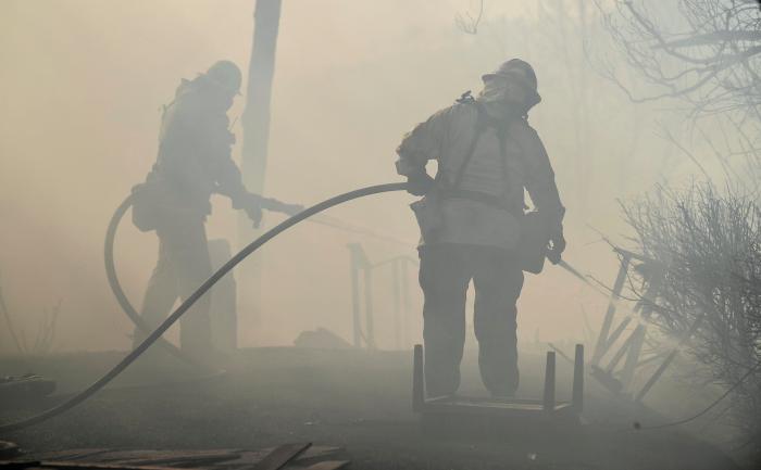 El exclusivo barrio de Bel Air se quema por los incendios en Los Ángeles