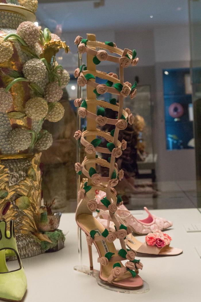 Los 212 zapatos que pisan fuerte en la exposición de Manolo Blahnik en Madrid